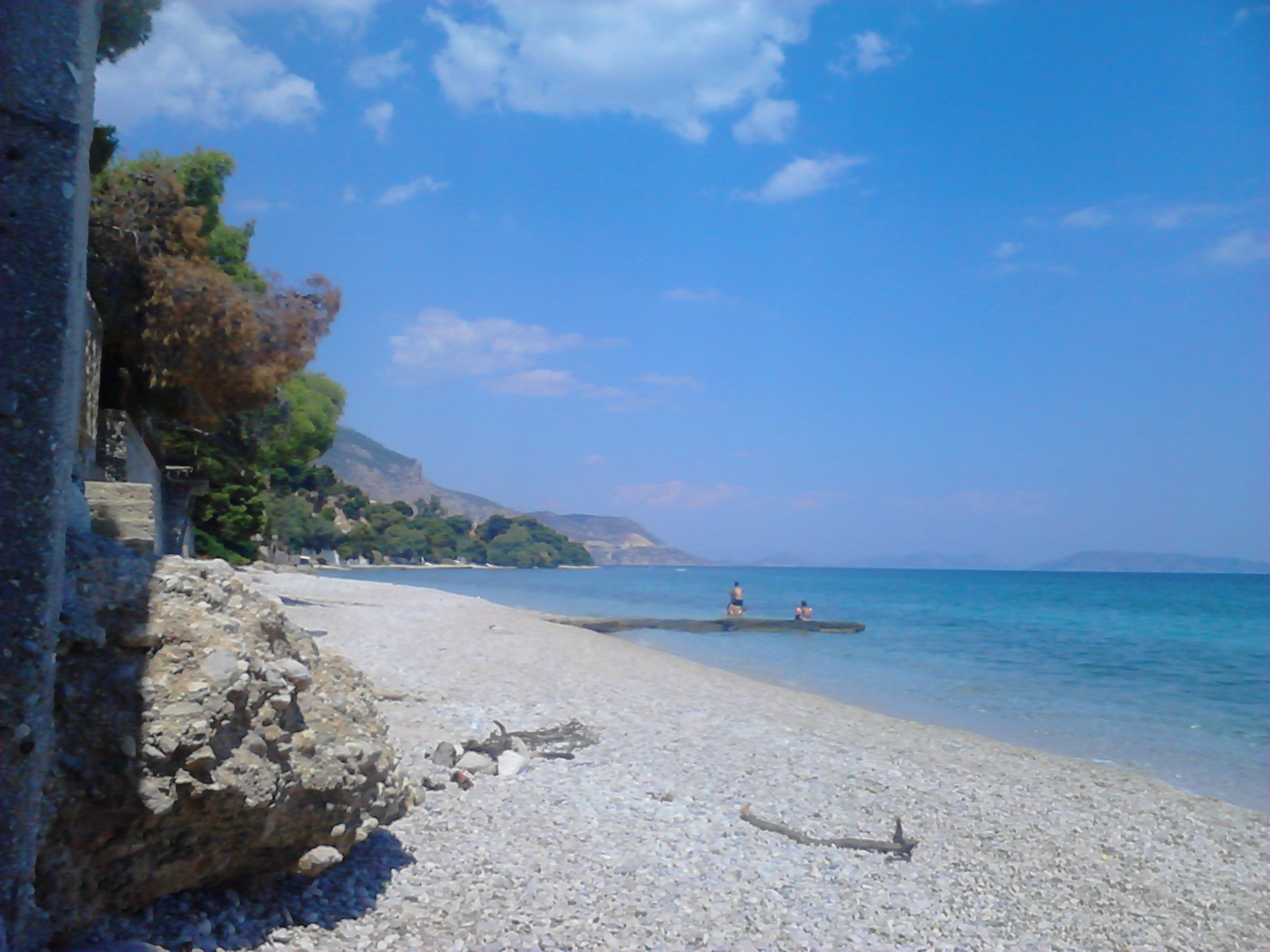 Παραλίες στη Δυτική Αττική που μένουν πιο υπήνεμες στο μελτέμι — CalmBeach