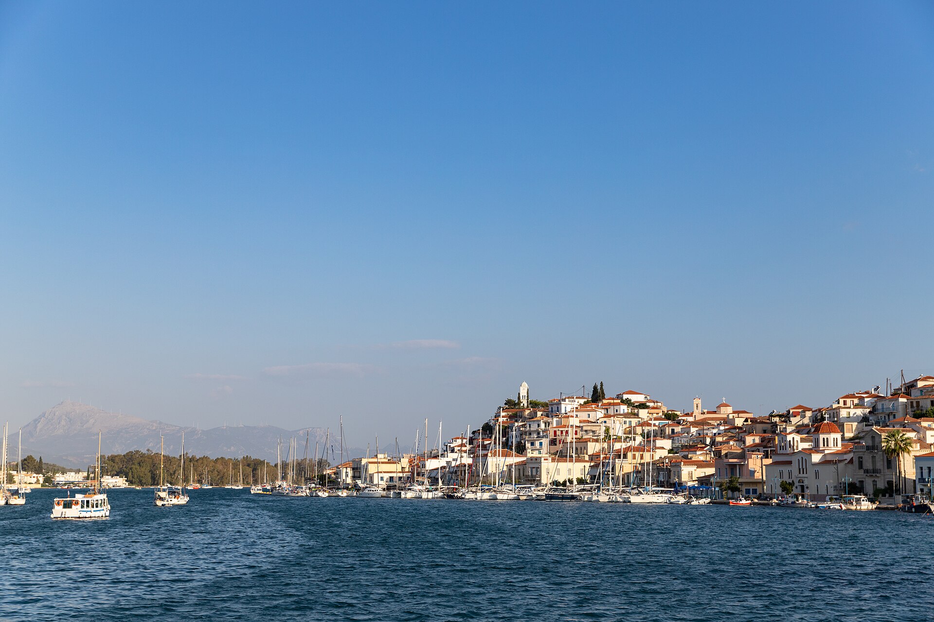Beaches with a beach bar in Poros — CalmBeach